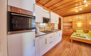 Kuchyň nebo kuchyňský kout v ubytování Appartements Taxach
