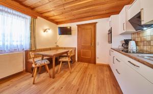 Kuchyň nebo kuchyňský kout v ubytování Appartements Taxach