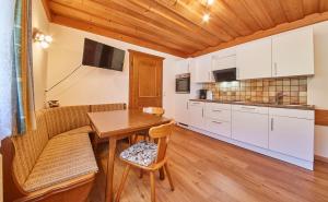 Kuchyň nebo kuchyňský kout v ubytování Appartements Taxach