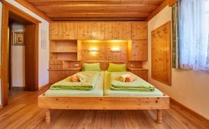 łóżko w pokoju z dwoma osobami w obiekcie Appartements Taxach w Saalbach Hinterglemm