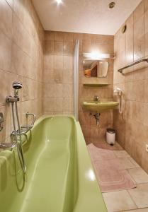 Et badeværelse på Appartements Taxach