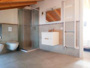 een badkamer met een toilet, een douche en een wastafel bij sweet homes in Lecco