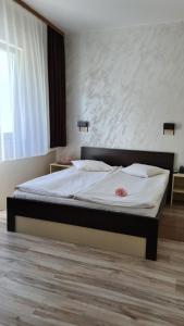 a bedroom with a large bed in a room at Hotel Royal Drina in Mali Zvornik