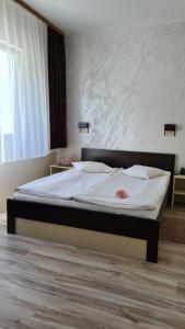 A bed or beds in a room at Hotel Royal Drina