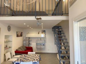 賈迪尼－納克索斯的住宿－CASA NICOLE fronte mare，一间带楼梯和红色沙发的客厅