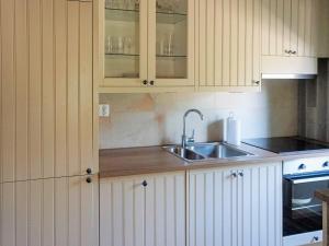 Kuchyň nebo kuchyňský kout v ubytování 5 person holiday home in S LVESBORG
