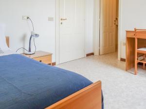 a bedroom with a bed and a desk and a lamp at Guest House Villa Angaran San Giuseppe in Bassano del Grappa