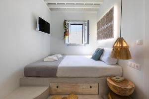 Postel nebo postele na pokoji v ubytování Thalassa Luxury Studios Lindos