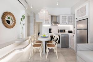 Kuchyň nebo kuchyňský kout v ubytování Thalassa Luxury Studios Lindos