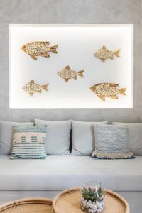 林都斯的住宿－Thalassa Luxury Studios Lindos，客厅设有一张长沙发,挂有鱼墙贴纸