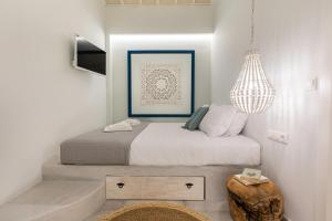 Postel nebo postele na pokoji v ubytování Thalassa Luxury Studios Lindos