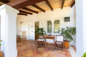 um quarto com uma mesa e cadeiras numa casa em Villa Marques de Comillas 12 em Santanyí