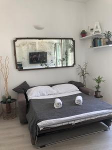 ein Schlafzimmer mit einem Bett mit zwei Kissen darauf in der Unterkunft COLOSSEUM STREET HoMe in Rom