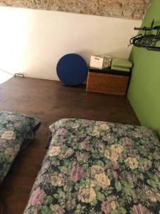 een slaapkamer met een bed met een bloemenbed bij La Petit Maison Elena in Sanremo