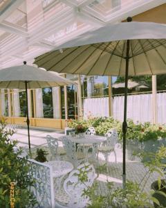 法蒂瑪的住宿－聖約瑟酒店，一个带桌椅和遮阳伞的庭院