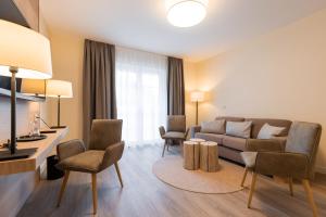 a living room with a couch and chairs at Naturresort & Spa Schindelbruch in Stolberg