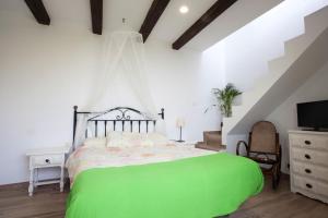 מיטה או מיטות בחדר ב-2 bedrooms house with sea view furnished terrace and wifi at Santa Cruz de Tenerife