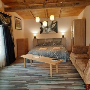 1 dormitorio con 1 cama y 1 sofá en Relax time Vidéken, en Kiskunhalas