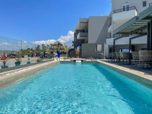 Bazén v ubytování Mare Blue Suites nebo v jeho okolí