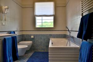 łazienka z wanną, toaletą i umywalką w obiekcie Residenze Cà Fabris w mieście Romano D'Ezzelino