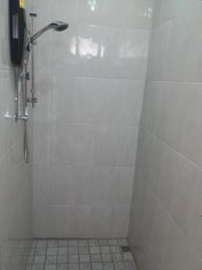 y baño con ducha y teléfono. en Boat house marina restaraunt and homestay, en Suratthani