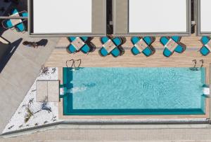 Bazén v ubytování Mare Blue Suites nebo v jeho okolí