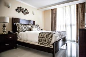 um quarto com uma cama e uma grande janela em The Mutiny Luxury Suites Hotel em Miami