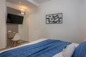Tempat tidur dalam kamar di Kolymbari Sea Front Cozy Apartments