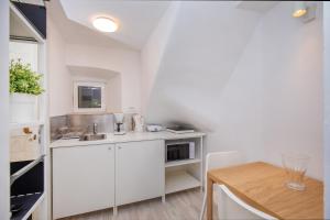 Kuchyň nebo kuchyňský kout v ubytování Studio Apartment Bell