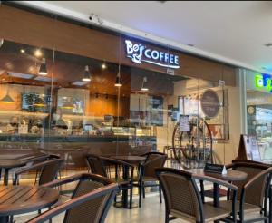 um restaurante com mesas e cadeiras e um café em 1523 MIGAs Haven at Sunvida across SM City em Cebu