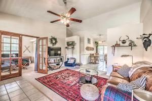 een woonkamer met een bank en een tafel bij Charming Cloudcroft Cabin with Deck and Mtn Views in Cloudcroft
