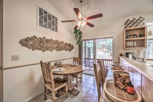 een eetkamer met een tafel en stoelen en een plafondventilator bij Charming Cloudcroft Cabin with Deck and Mtn Views in Cloudcroft