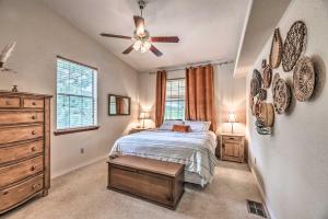een slaapkamer met een bed en een plafondventilator bij Charming Cloudcroft Cabin with Deck and Mtn Views in Cloudcroft