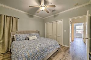 Katil atau katil-katil dalam bilik di Modern Island Condo with Pool Steps to the Beach! +18 gambar
