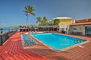 Beachfront St Croix Condo with Pool and Lanai! tesisinde veya buraya yakın yüzme havuzu