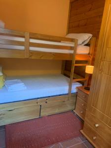 a room with two bunk beds in a cabin at PANORAMIC - Peu del Riu 502 - Vall d'Incles - Soldeu in Incles