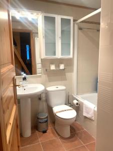 La salle de bains est pourvue de toilettes, d'un lavabo et d'une baignoire. dans l'établissement PANORAMIC - Peu del Riu 502 - Vall d'Incles - Soldeu, à Incles