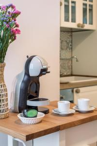 una macchina da caffè seduta su un bancone in cucina di CIVETTHOUSE : la casa delle civette a Polignano a Mare