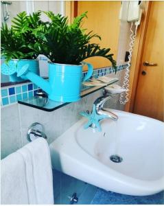 Koupelna v ubytování hotel colibri + 31 fotografií