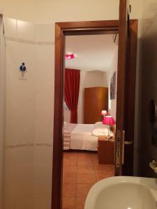 La salle de bains est pourvue d'une baignoire. dans l'établissement 8380 camere Mastro, à Montemerano