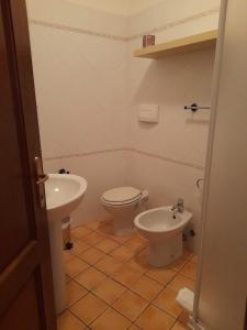 La salle de bains est pourvue de toilettes et d'un lavabo. dans l'établissement 8380 camere Mastro, à Montemerano