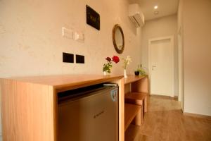 TV a/nebo společenská místnost v ubytování Hotel Ramosaco, Radhimë, Vlorë