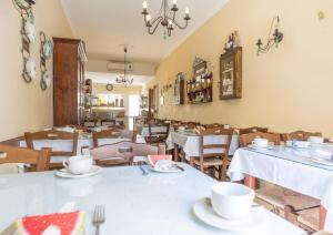 Un restaurante o sitio para comer en Lantern Guest House