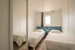 Ένα ή περισσότερα κρεβάτια σε δωμάτιο στο Chalet pour 6, résidence de vacances avec piscine +26 φωτογραφίες