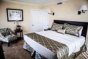 Voodi või voodid majutusasutuse The Mutiny Luxury Suites Hotel toas