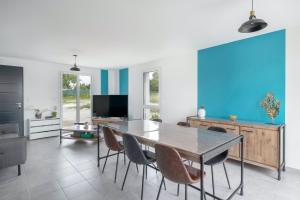 a living room with a dining room table and chairs at Maison moderne pour 7 personnes à Saint-Michel-Chef-Chef in Saint-Michel-Chef-Chef