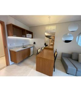 una cucina e un soggiorno con un tavolo e un divano di Salinas Exclusive Resort Apartamento 2 quartos a Salinópolis
