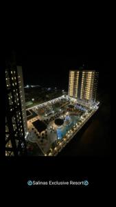 una vista di una città di notte con edifici di Salinas Exclusive Resort Apartamento 2 quartos a Salinópolis