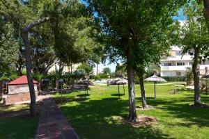 A garden outside BENAL BEACH, Superb 2 Bedroom 2 Bathroom Beach front Apartment sleeps 6