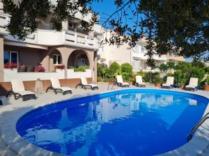 una piscina frente a un edificio en Apartments Dorotea, en Novalja